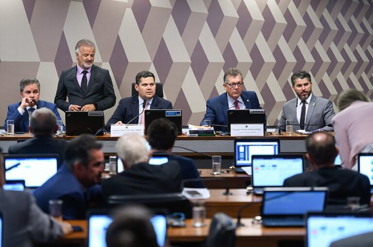 CCJ do Senado aprova PEC que criminaliza porte de qualquer quantidade de drogas