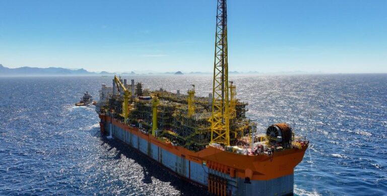 Lucro da Petrobras cai 33,8% em 1º ano de Lula