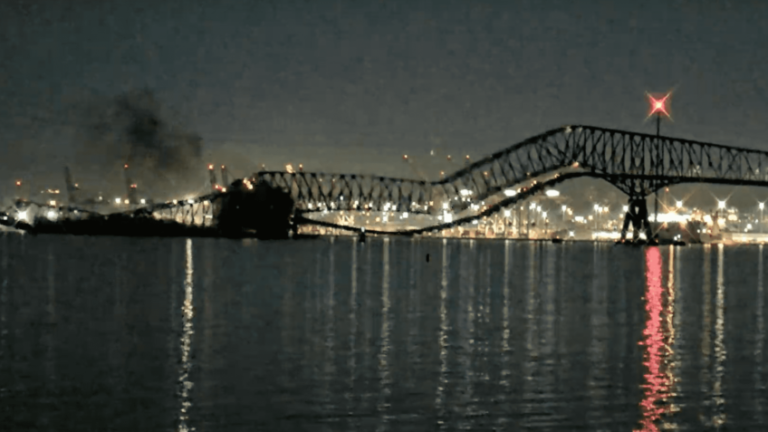 Ponte nos EUA desaba após colisão de navio