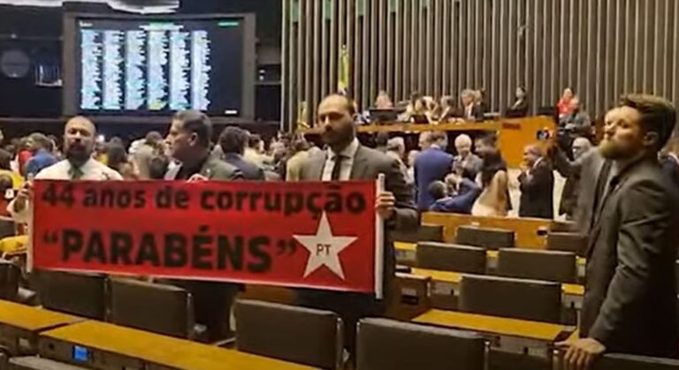 Deputados do ‘PL’ protestam com faixa em aniversário do ‘PT’: “44 anos de corrupção”