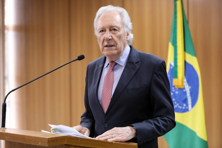 PF faz busca e apreensão contra pessoa que criou perfil falso de Lewandowski no Instagram