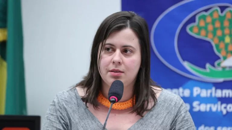 Sâmia Bomfim (Psol) deixa ‘CCJ’ e perde relatoria de PL sobre anistia do ‘8 de Janeiro’