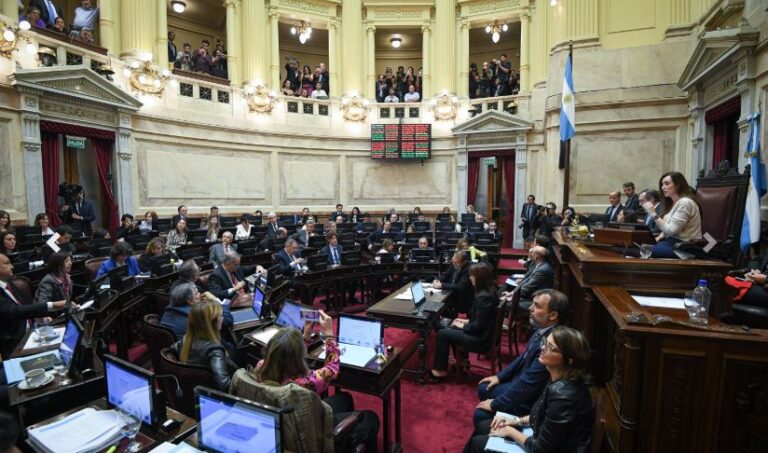 Senado da Argentina rejeita megadecreto liberal de Javier Milei