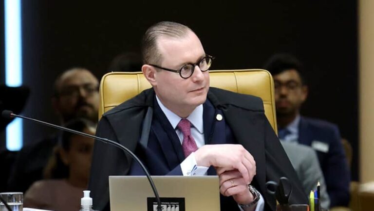 Zanin vota contra exigência de inscrição na OAB para advogado público