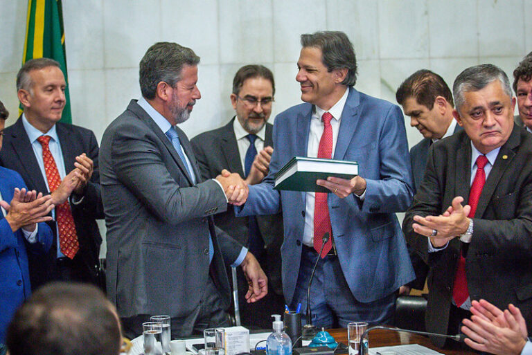 Haddad entrega a Arthur Lira sua proposta de regulamentação para ‘reforma tributária’