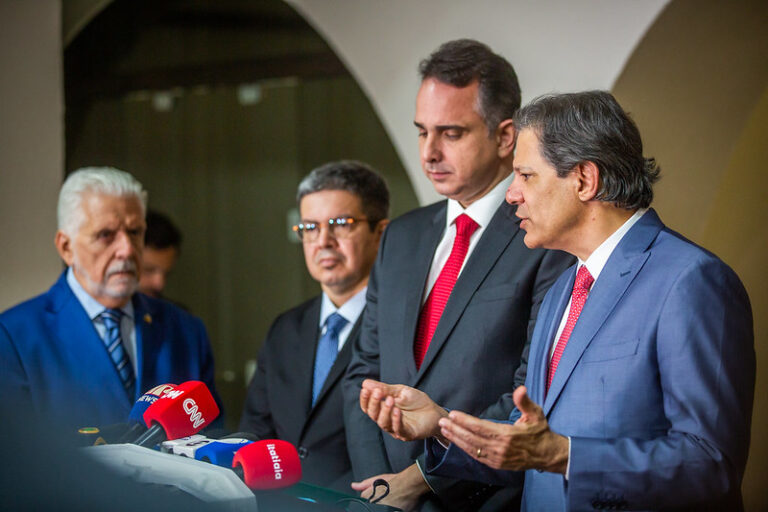Governo Lula quer imposto mais alto para carros e refrigerantes