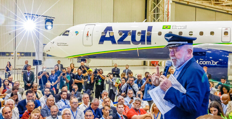 Lula diz que empresas como a Boeing ‘roubam’ engenheiros brasileiros e afirma: “vamos ter que discutir”