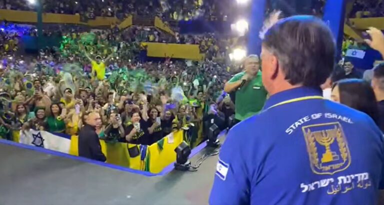 Em Fortaleza, Bolsonaro lança pré-candidato a prefeito, é ovacionado e tira foto com jogadores