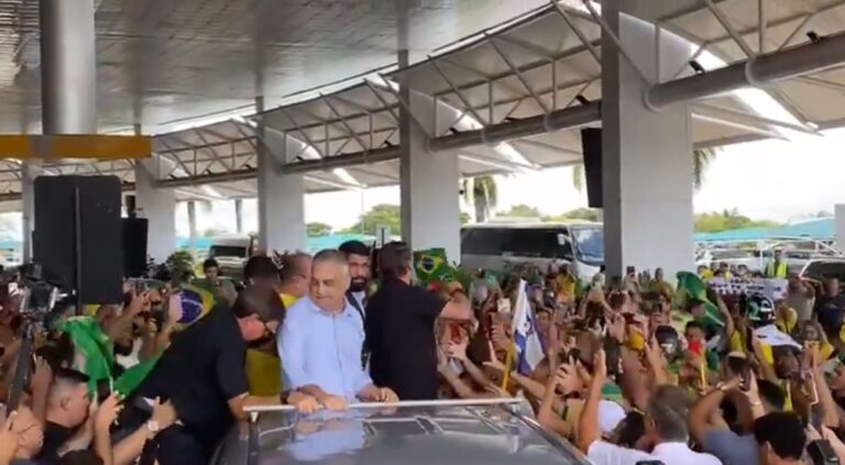 Bolsonaro cumpre agenda em Maceió (AL) e recebe dois títulos de ‘cidadão honorário’