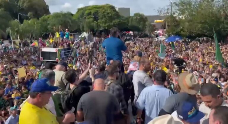 Bolsonaro é recebido por multidão em Sinop (MT), critica Lula e se aproxima de pré-candidata do Novo