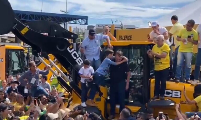 Em Uberlândia, Bolsonaro sobe em trator e leva multidão a feira do agro
