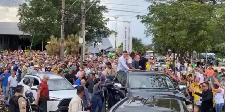 Bolsonaro chega a Uberaba e sai em carro aberto para agenda na cidade