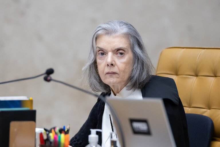 Senadores protocolam impeachment de Cármen Lúcia após fala polêmica