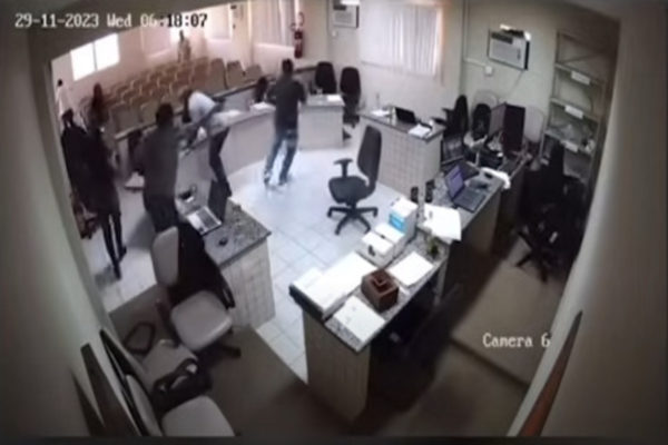Filho atira contra assassino do pai durante júri em Pernambuco