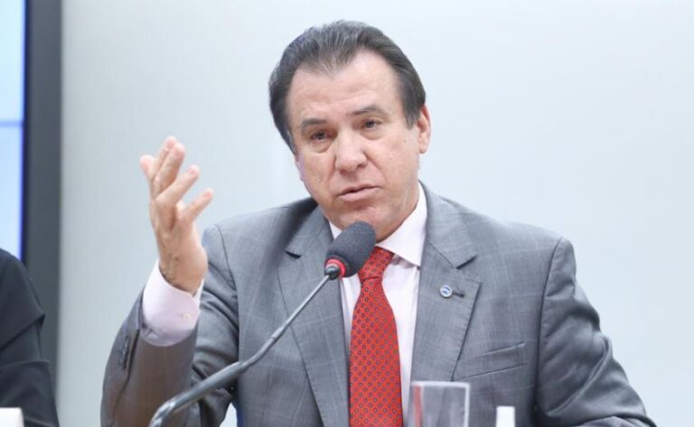 Criação de empregos desaba no Brasil em 2025; Ministro culpa BC