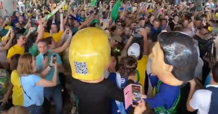 Após Copacabana, Bolsonaro atrai multidão em Florianópolis (SC)