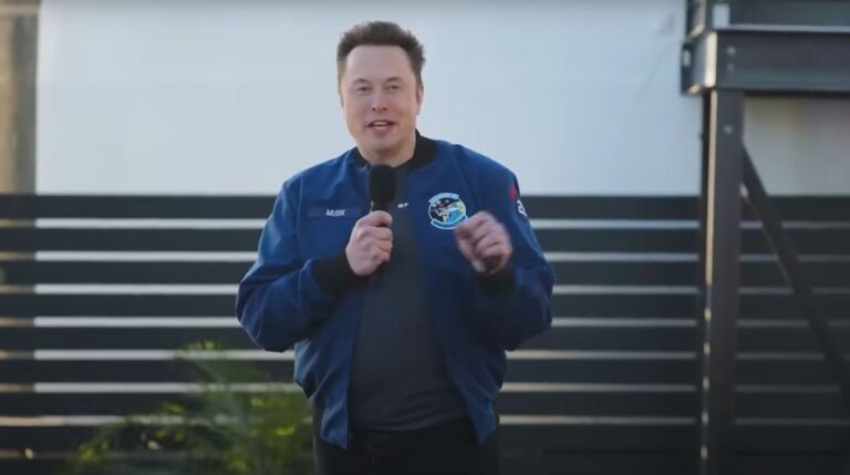 Elon Musk confirma encerramento das operações do X (Twitter) no Brasil e critica Moraes