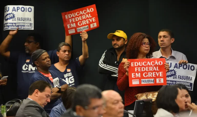 Servidores Nacionais da Educação anunciam greve em 360 unidades de ensino