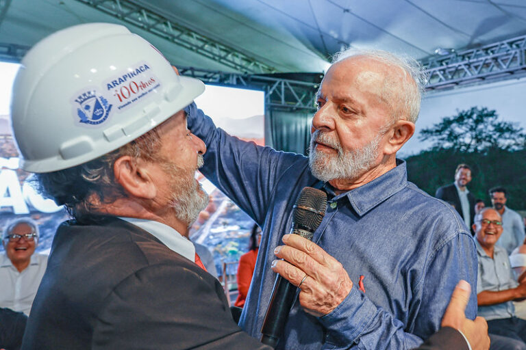 Lula reclama que, nas redes sociais, dizem que ele morreu e foi substituído por sósia