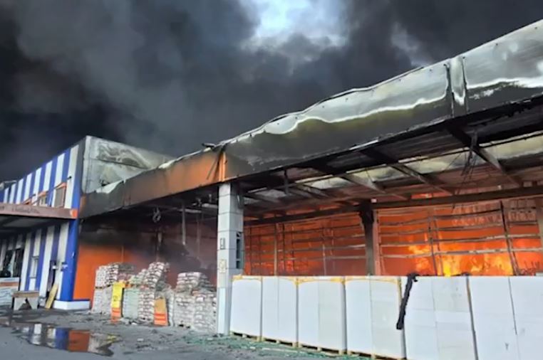 Ataque russo em Kharkiv, na Ucrânia, incendeia hipermercado e mata 12 pessoas