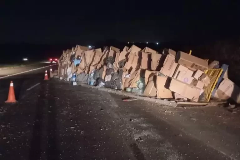 Carreta dos Correios que levava doações ao RS tomba em rodovia de SP