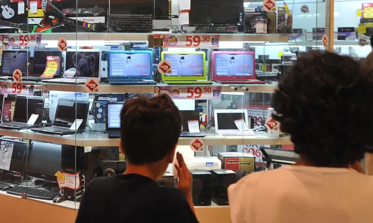 Vendas do comércio ficam no 0 a 0 em março