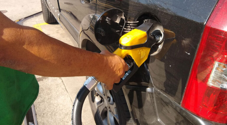 Governo Lula confirma que vai pedir aumento de etanol na gasolina