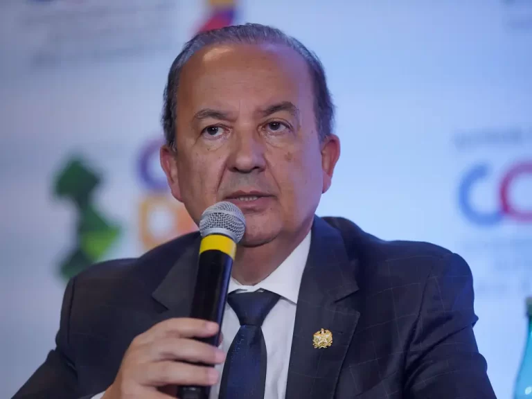 Moraes manda PF ouvir governador sobre “conversa” de Bolsonaro e Valdemar