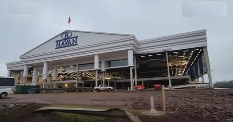 Estátua da Havan desaba com forte vento no RS; Assista