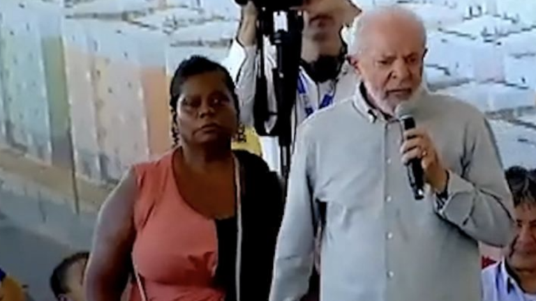 “Quando vai fechar a porteira, companheira?”, diz Lula a mulher que tem 5 filhos