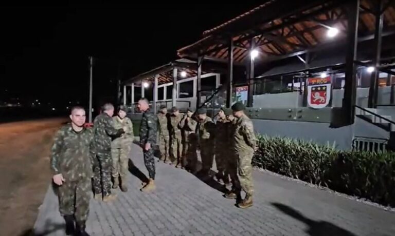 Militares do Exército da Argentina chegam ao Brasil para ajudar vítimas no RS