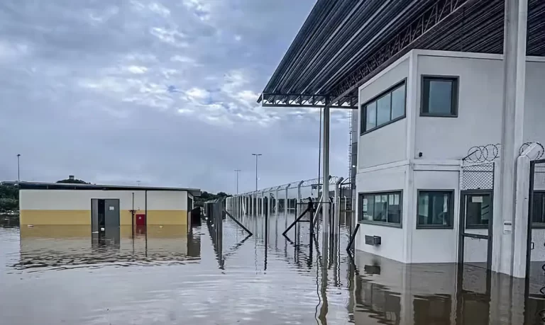 Mais de 1 mil presos são transferidos após penitenciária inundar no RS