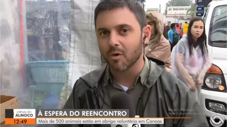 Repórter da Globo é surpreendido com protestos durante reportagem em abrigo no RS: “Globo lixo!”