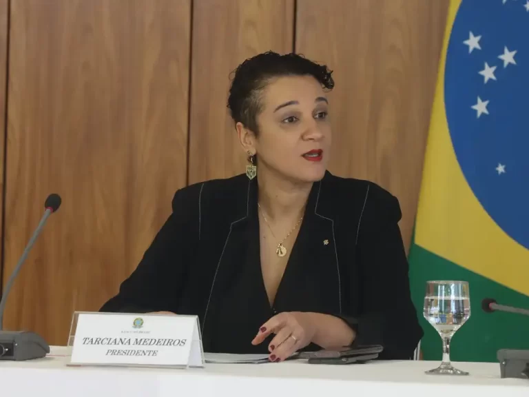 Presidente do Banco do Brasil é criticada por funcionários da instituição em rede interna