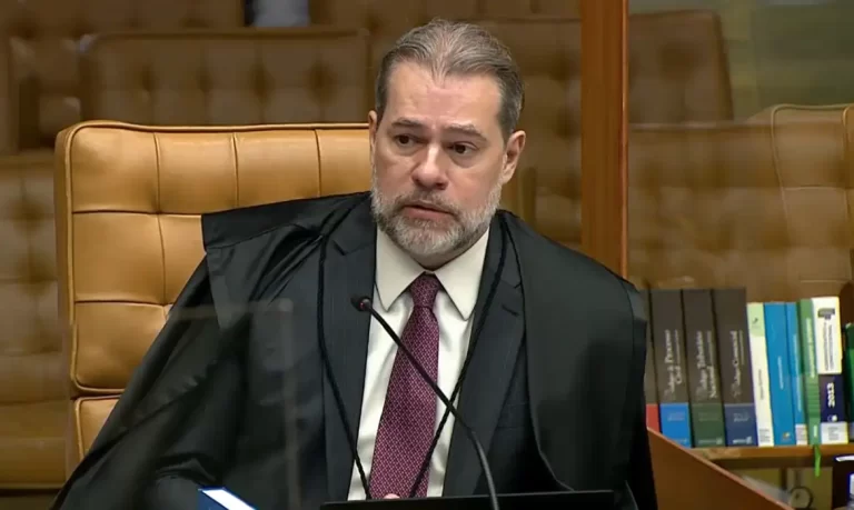 Ministro Dias Toffoli é internado com broncopneumonia
