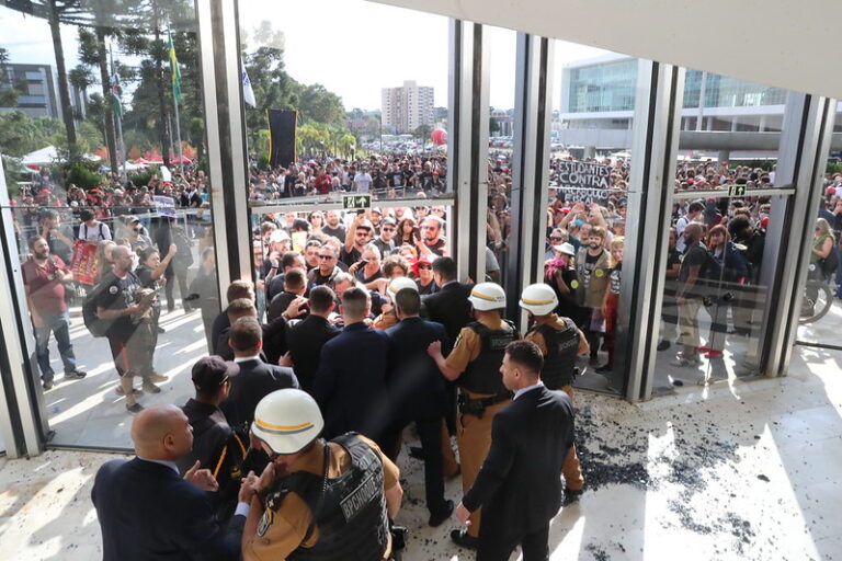 Policia Civil abre inquérito para responsabilizar envolvidos pela invasão à Assembleia do PR