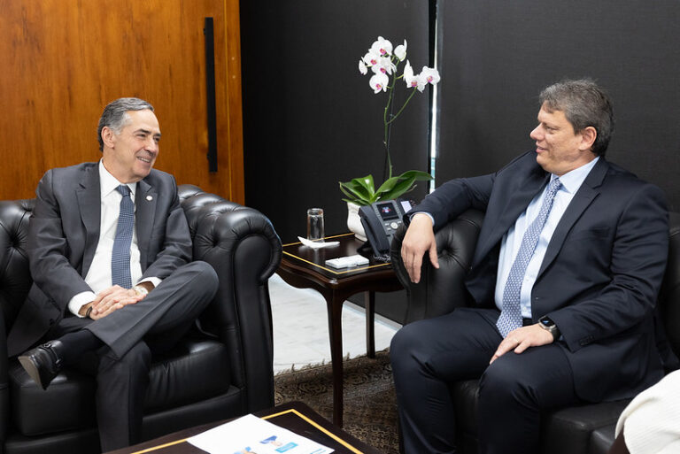 Barroso e Tarcísio se encontram para tratar de câmeras em uniformes policiais