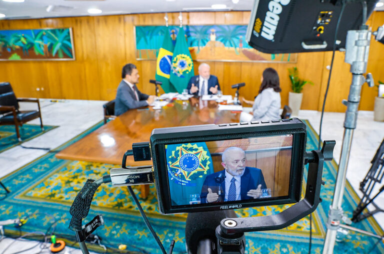 Dólar dispara e atinge R$ 5,51 após fala de Lula sobre corte de gastos