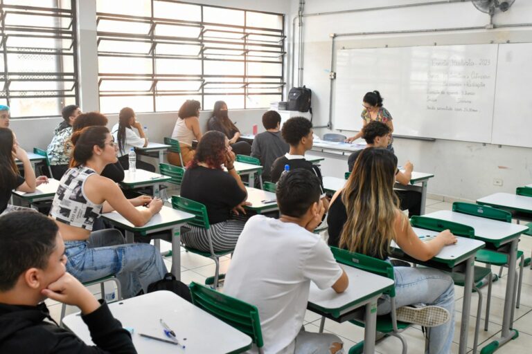 Governo de SP cria recuperação semestral com prova para alunos de baixo desempenho escolar