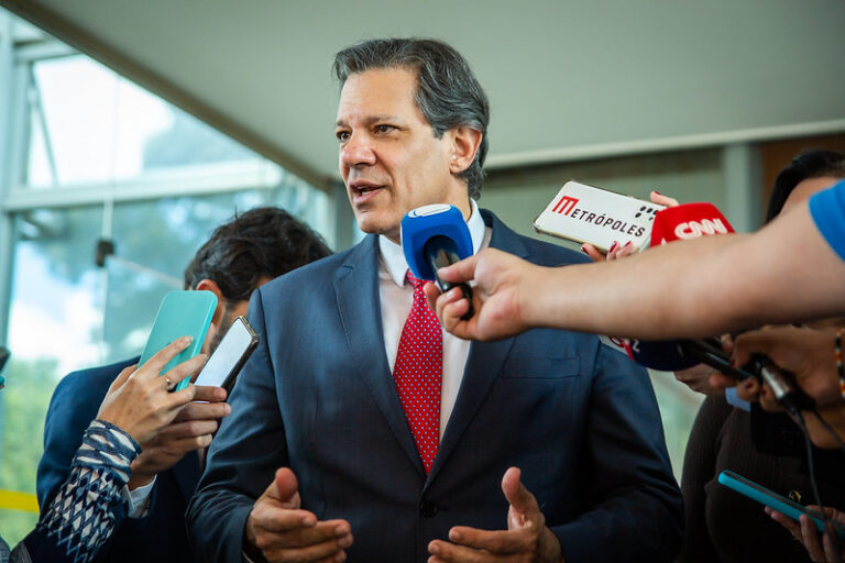 Dólar sobe aos R$ 5,45 após a ata do Copom; Haddad minimiza