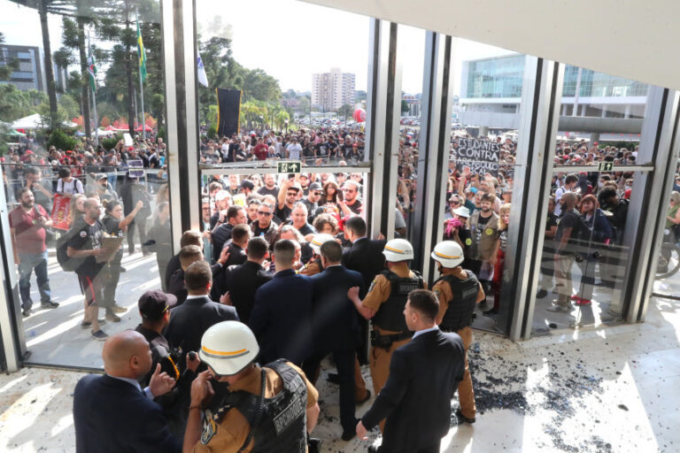 Manifestantes invadem prédio da Assembleia Legislativa do PR contra projeto de educação