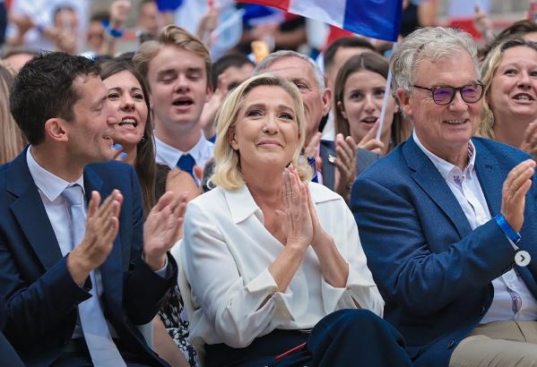 Direita sai como vencedora em 1º turno na França, indica projeção