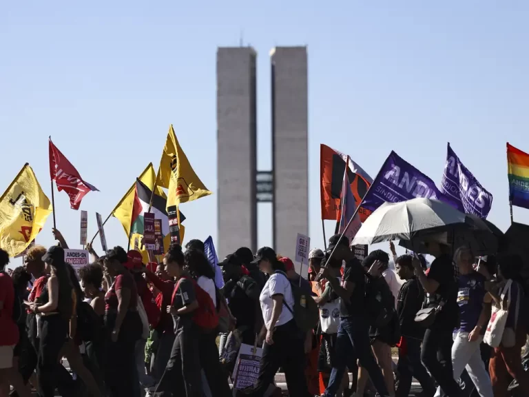 Sem acordo: no governo Lula, greve nas federais continua