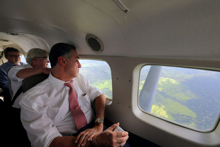 Barroso sobrevoa Amazônia