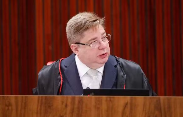 Ministro do TSE anula uma das três condenações de Bolsonaro