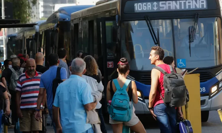 Motoristas e cobradores de ônibus em São Paulo agendam greve