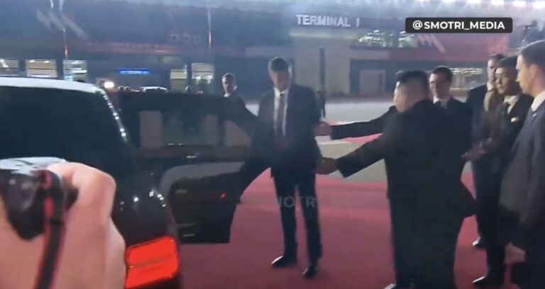 Putin e Kim Jong-un ‘disputam’ quem entra por último no carro