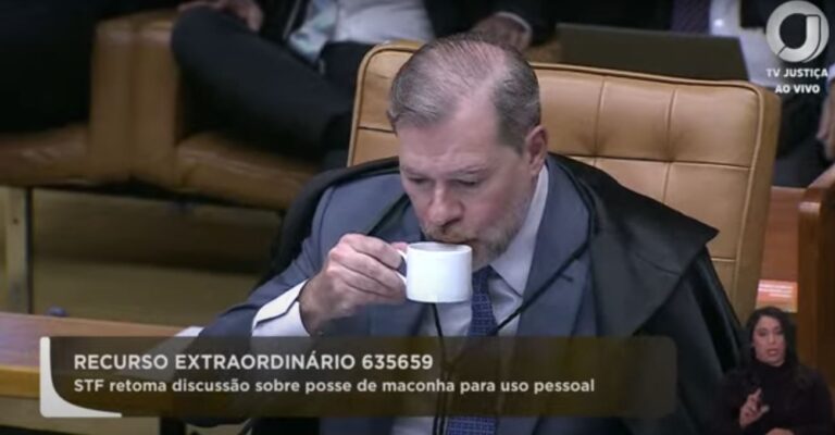Ao julgar descriminalização da maconha, Toffolli bebe café e compara bebida à droga