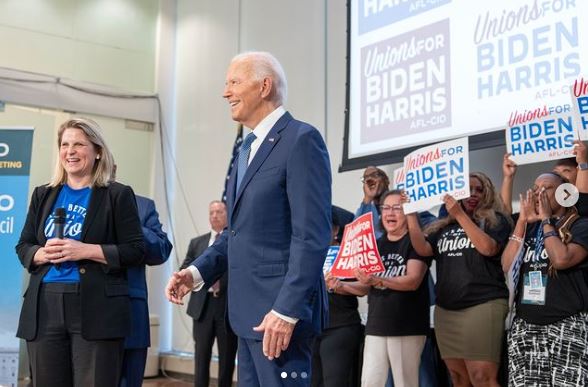 Integrantes da campanha de Biden ficaram sabendo da desistência pelo X (Twitter)