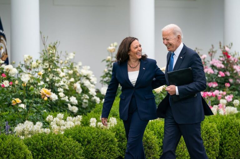 Biden desiste de reeleição e anuncia apoio a Kamala Harris